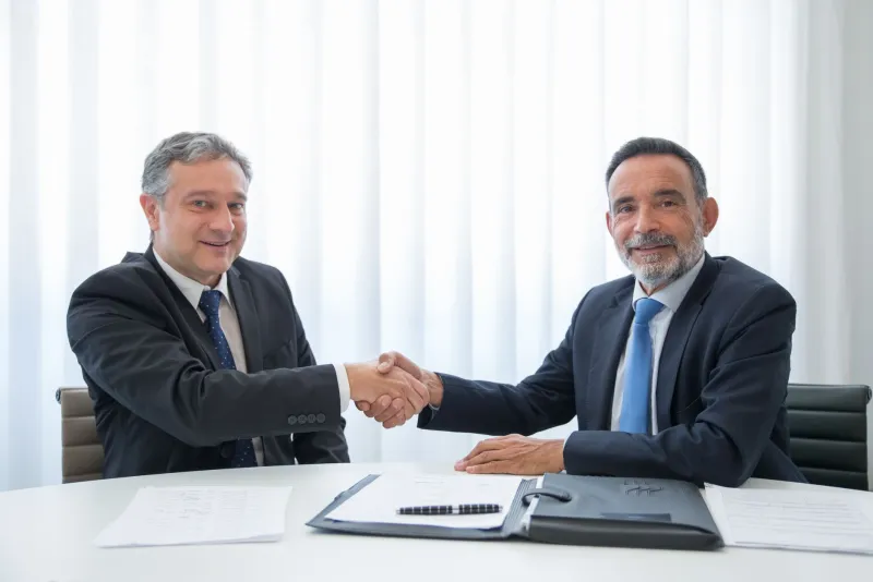 Aliado hoy, rival mañana: cómo blindar tu ventaja competitiva en acuerdos B2B internacionales